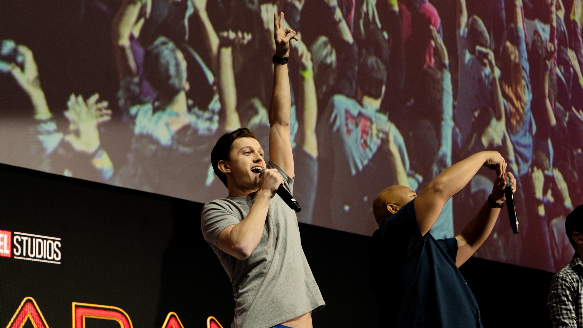 包含JackeyLove回归赛场，关键助攻首场状态亮眼，美国队观众沸腾！的词条