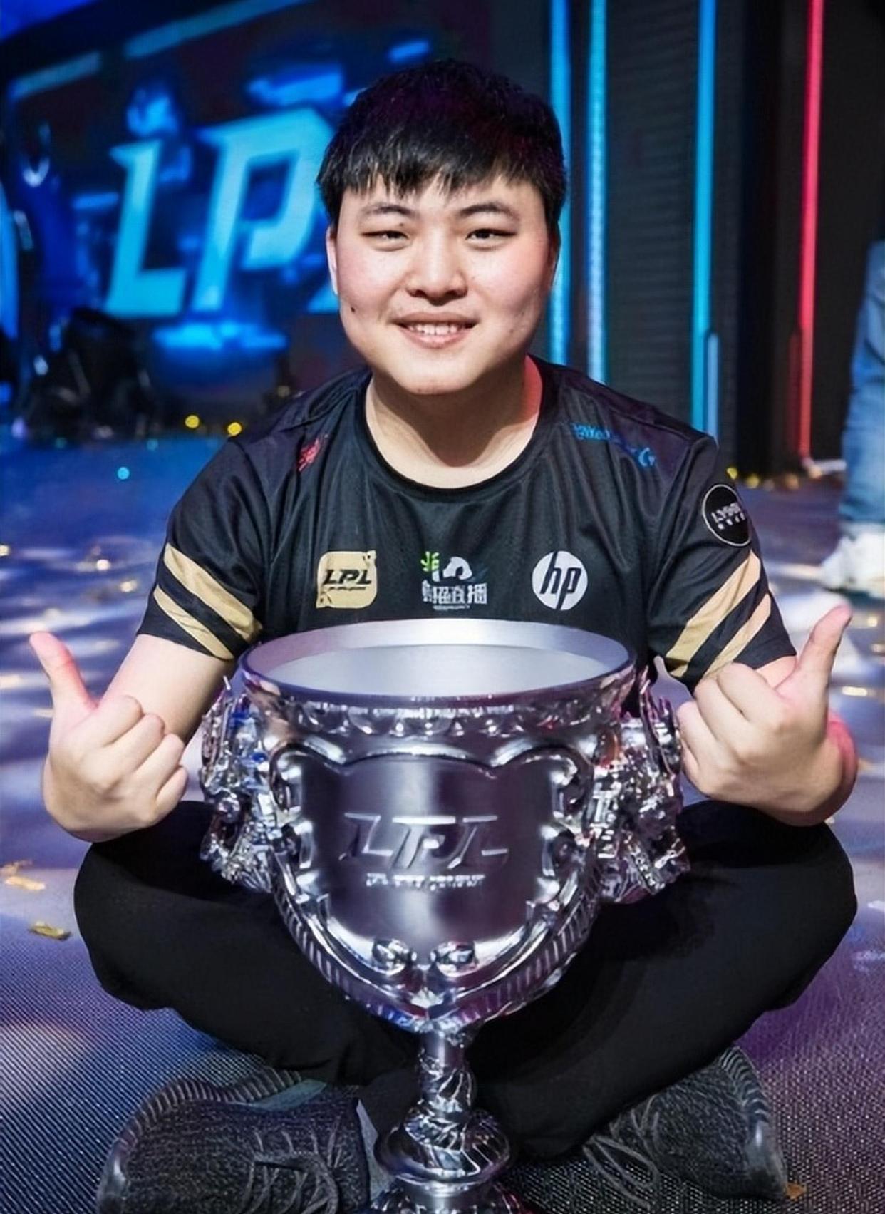 关于Uzi回归赛场，精彩发挥首场状态亮眼，雄鹿观众沸腾！的信息